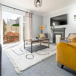 https://beautiful-3-bed-house-that-sleeps-9-guests-with.brighton-hotels-england.com